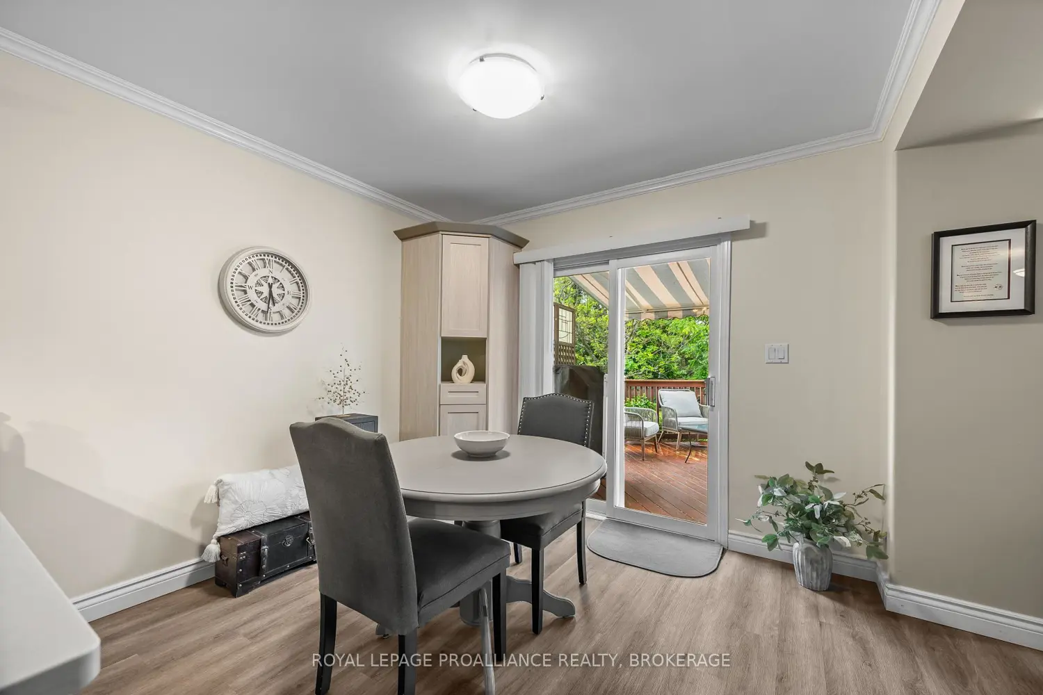 954 Rainbow Crescent photo 4