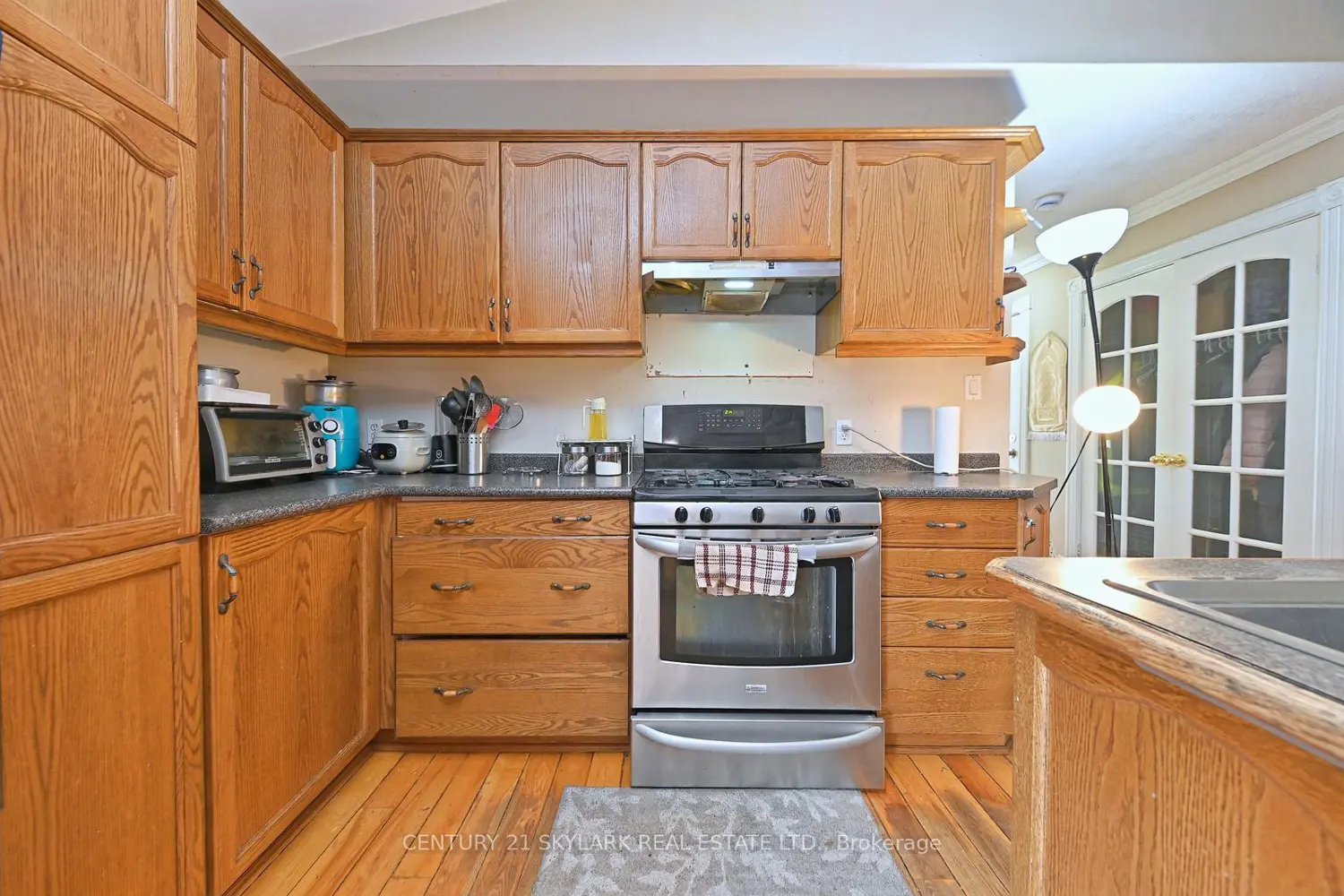 1922 Dalhousie Crescent photo 4