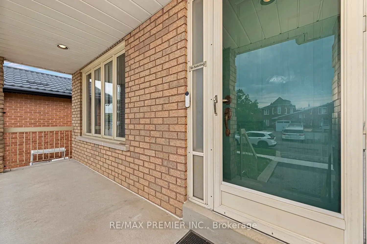 190 Andy Crescent photo 3