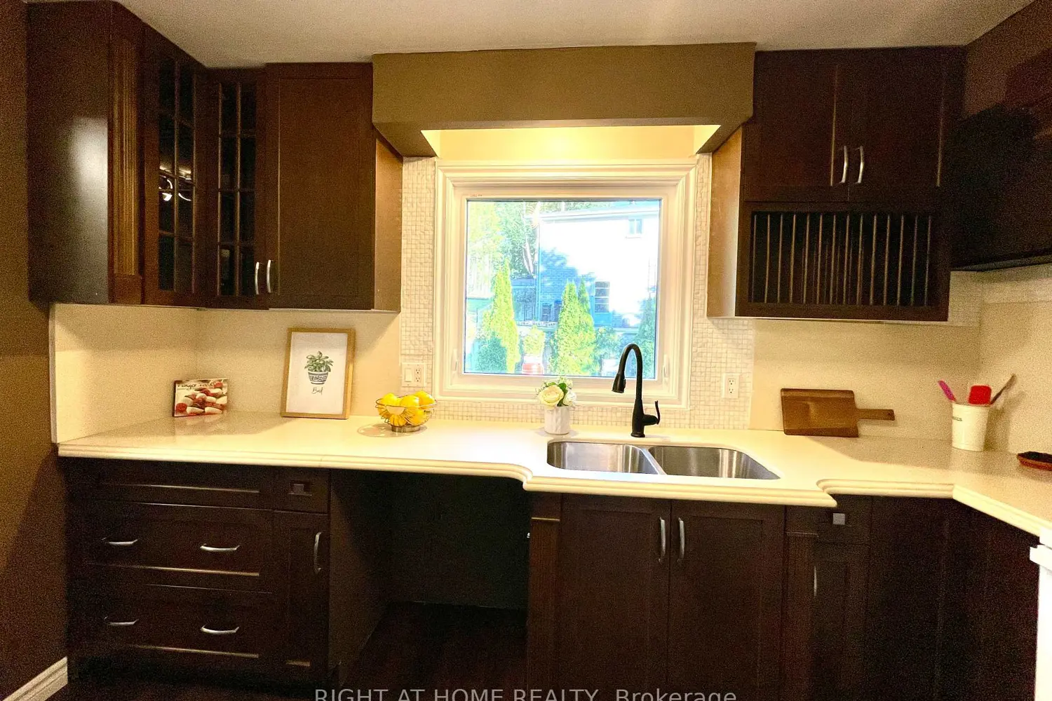 941 Victoria Street photo 2