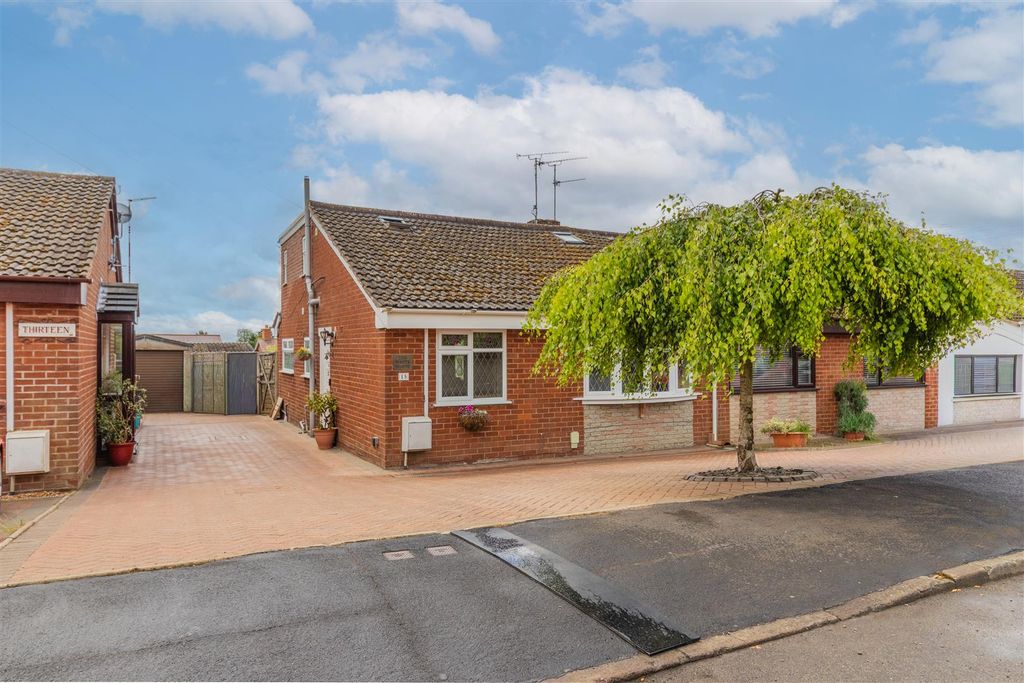3 bed semi-detached house for saleHolywell Road, Southam CV47