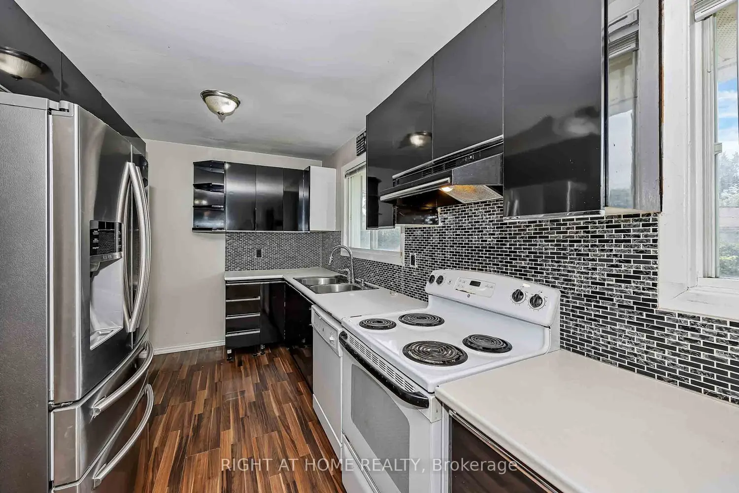 24 Largo Crescent photo 5