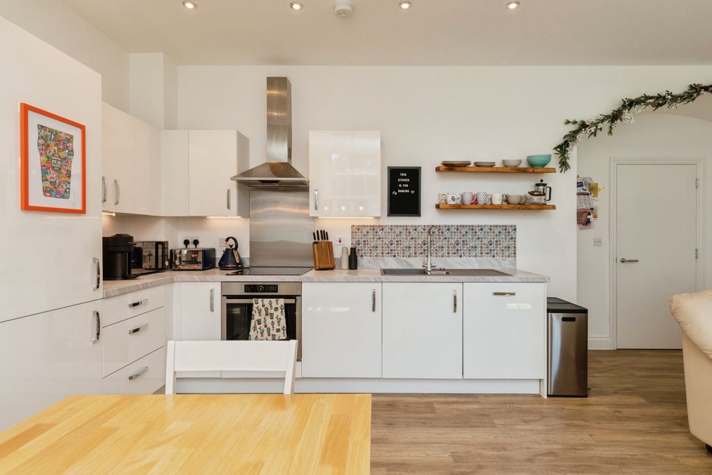 2 bed flat for saleCaptains Garden, Bristol BS16 photo 4