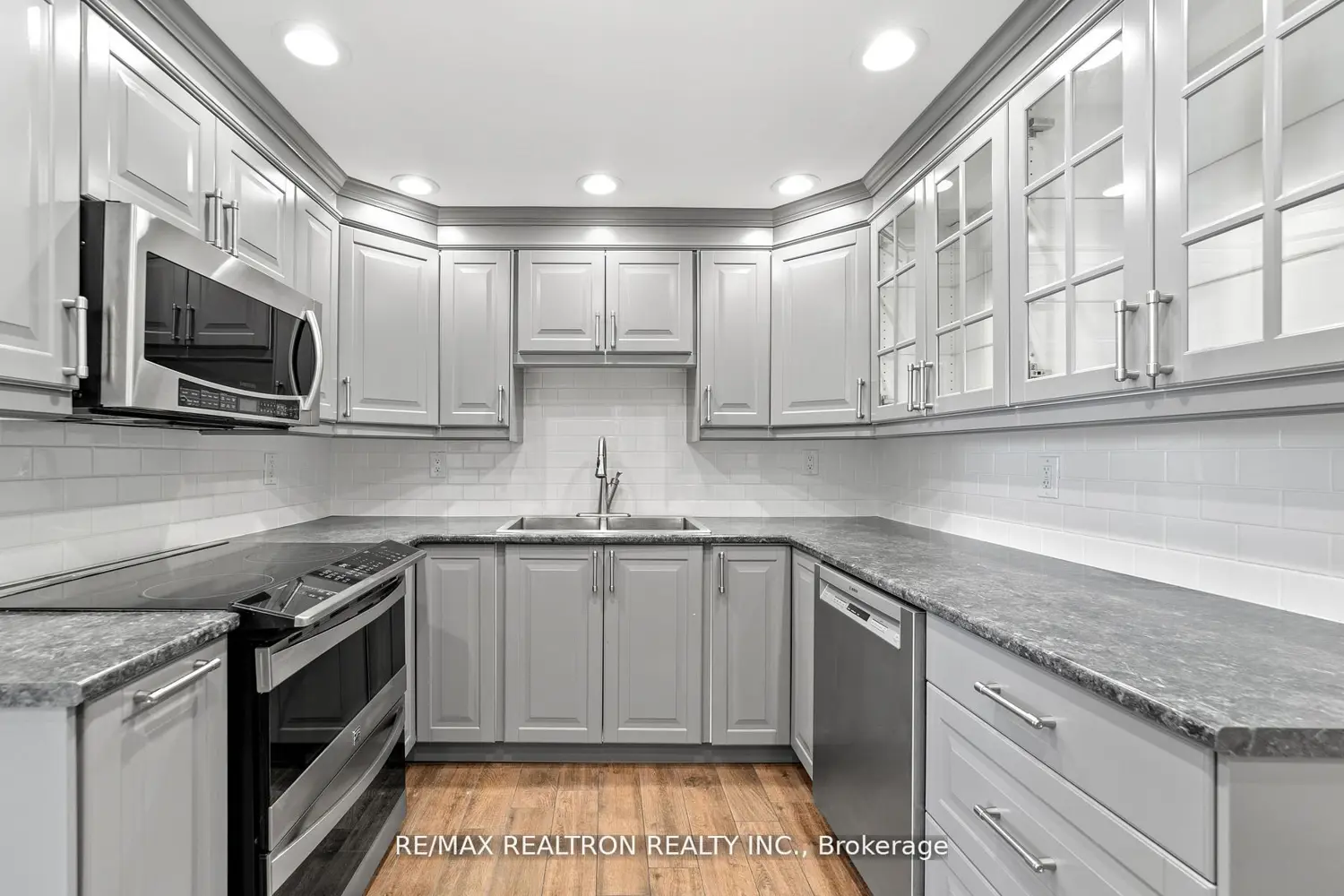 130 Neptune Drive 702 photo 3