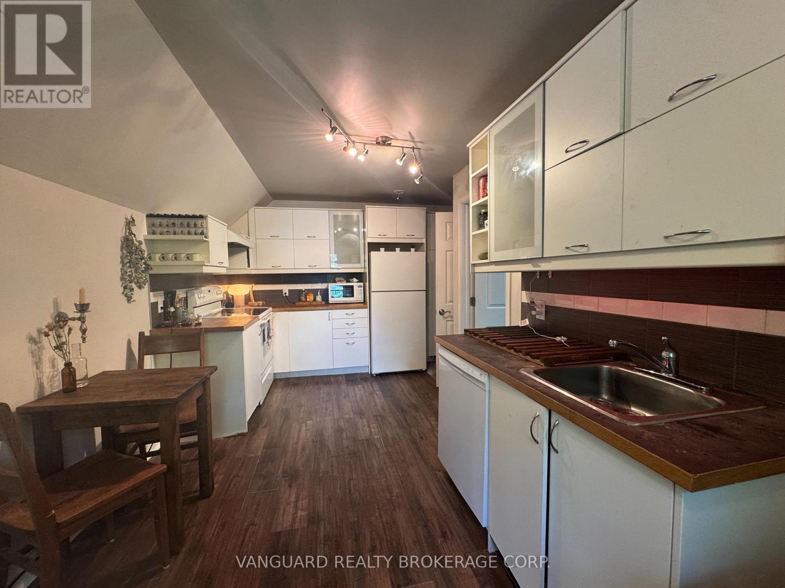 Studio-76 Wellington Street, Kitchener, ON, L9R1G8