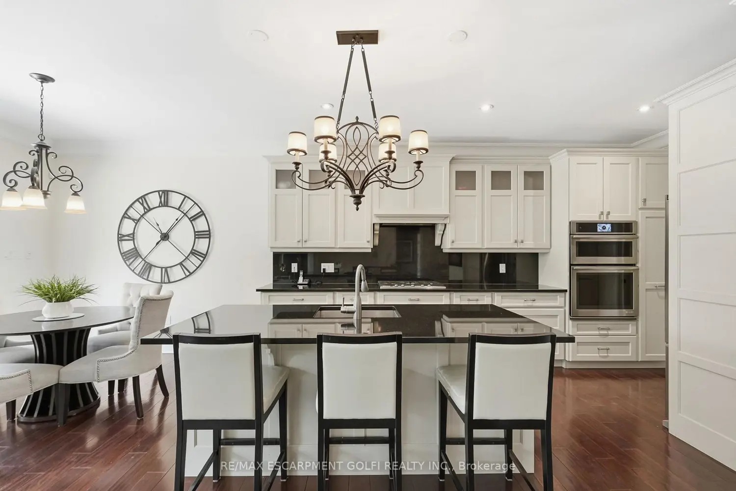 586 Maple Avenue photo 4