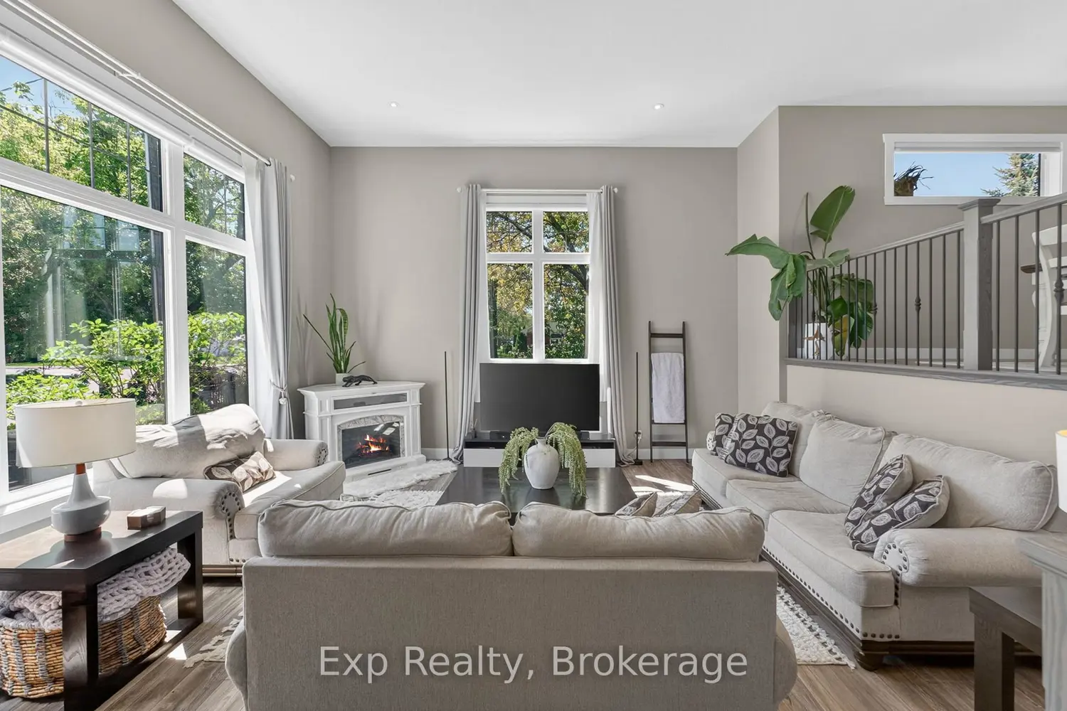 564 Sidney Street photo 3