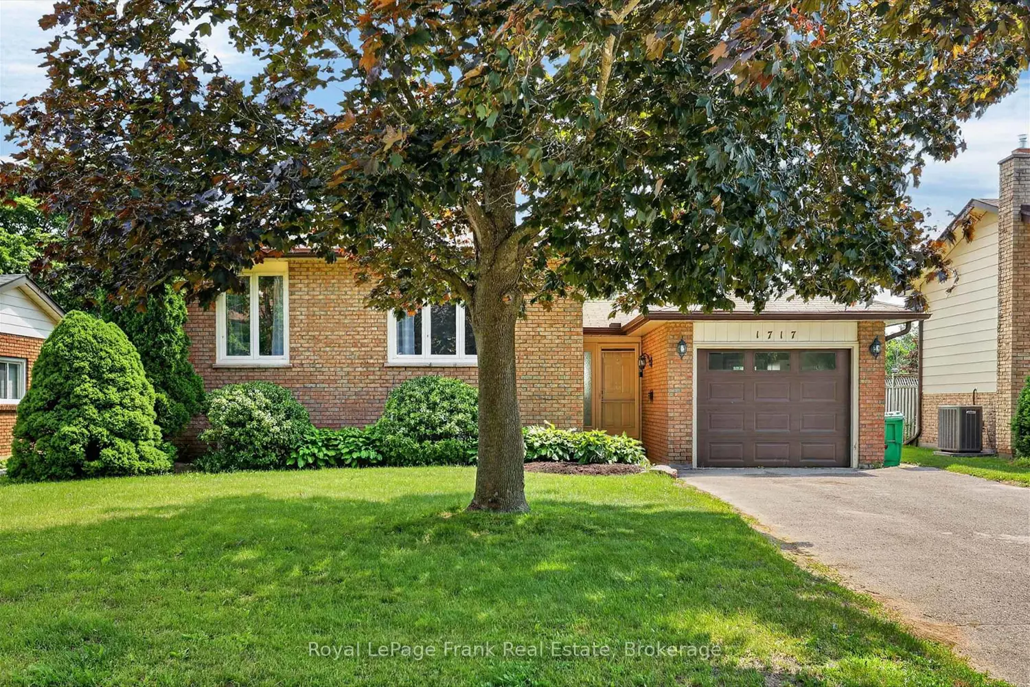 1717 Woodgrove Crescent photo 2