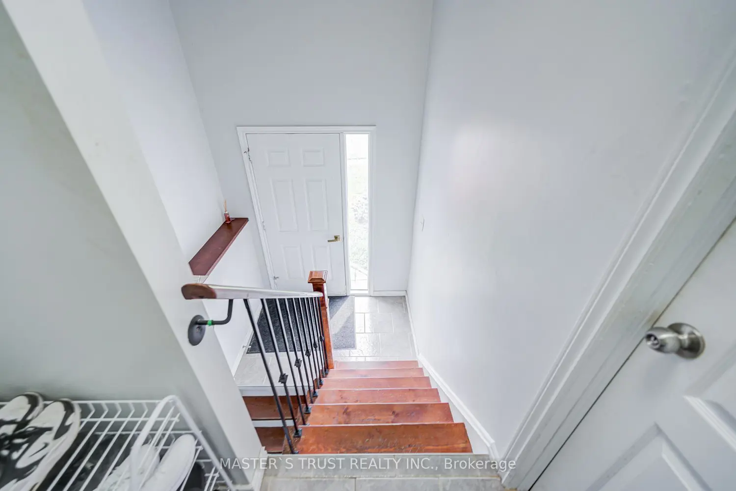 1179 Simcoe Street photo 4