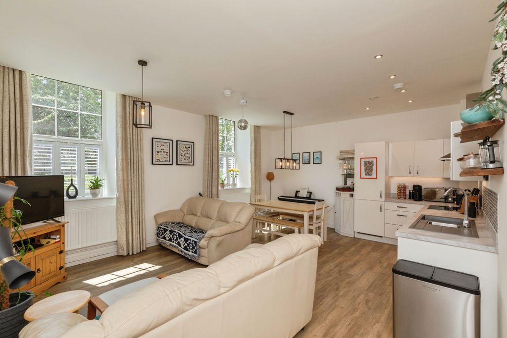 2 bed flat for saleCaptains Garden, Bristol BS16 photo 3