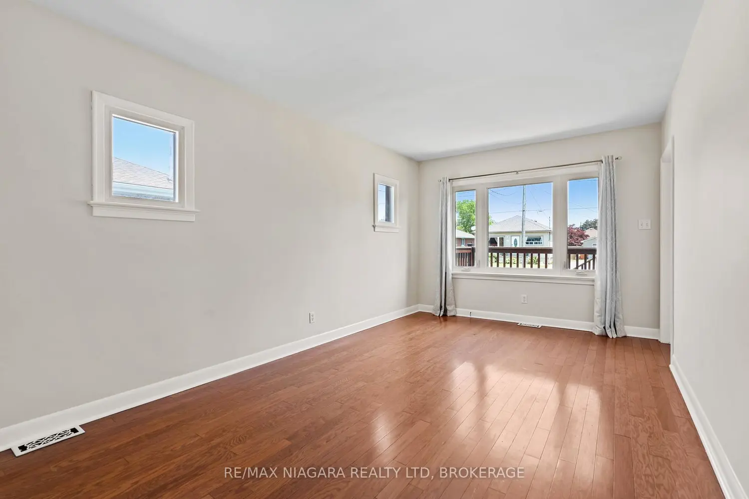 224 Clarke Street photo 4