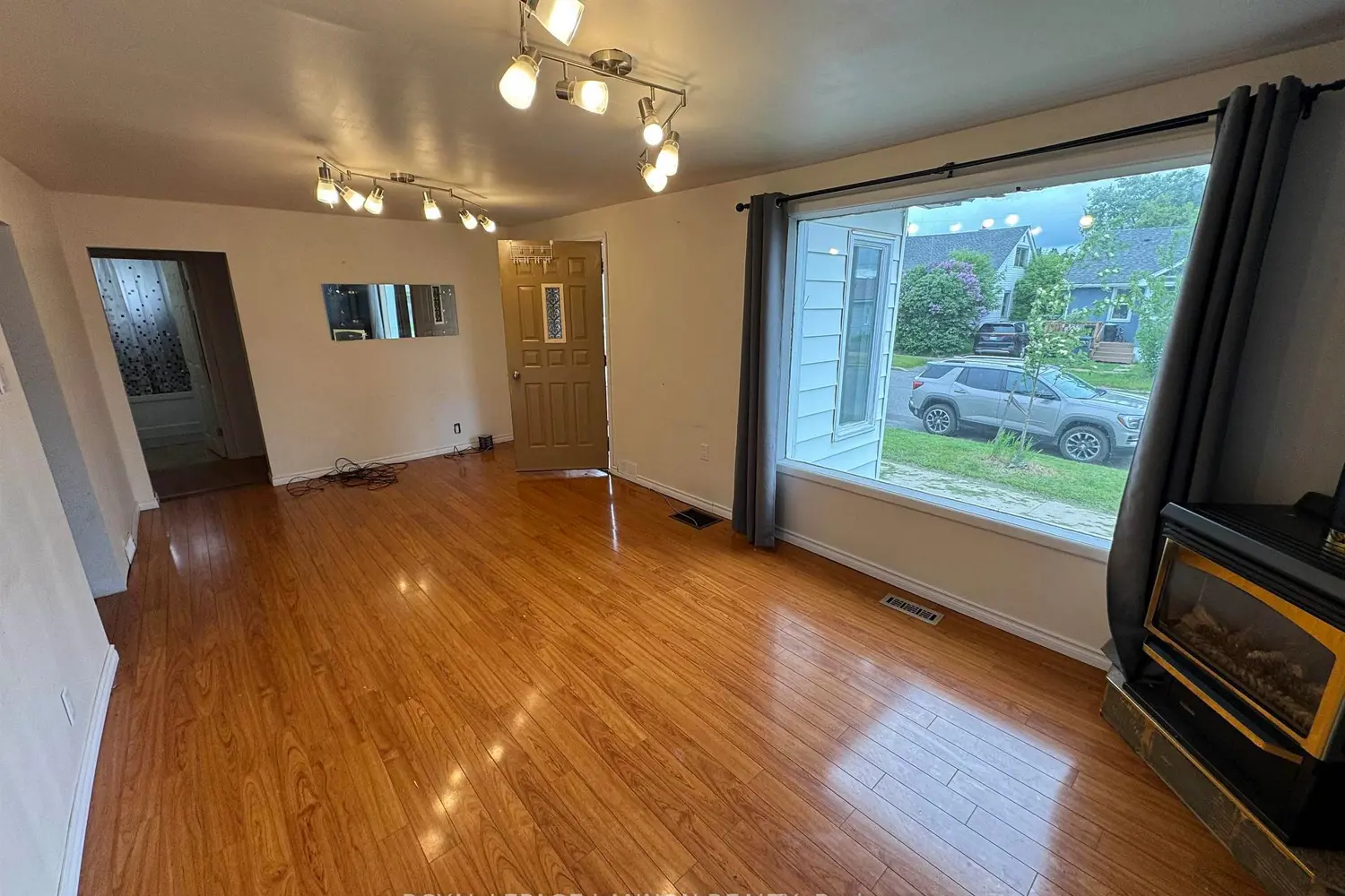 474 Mary St. E. photo 3