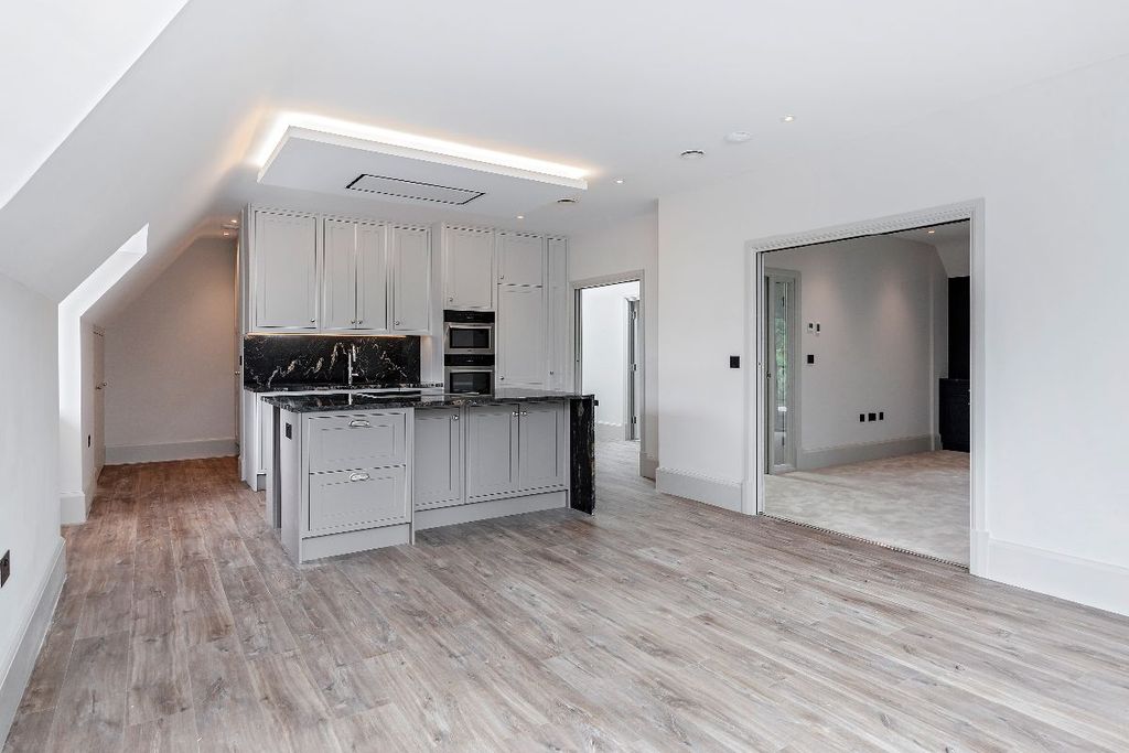 3 bed flat for saleNew Road, Esher KT10 photo 4