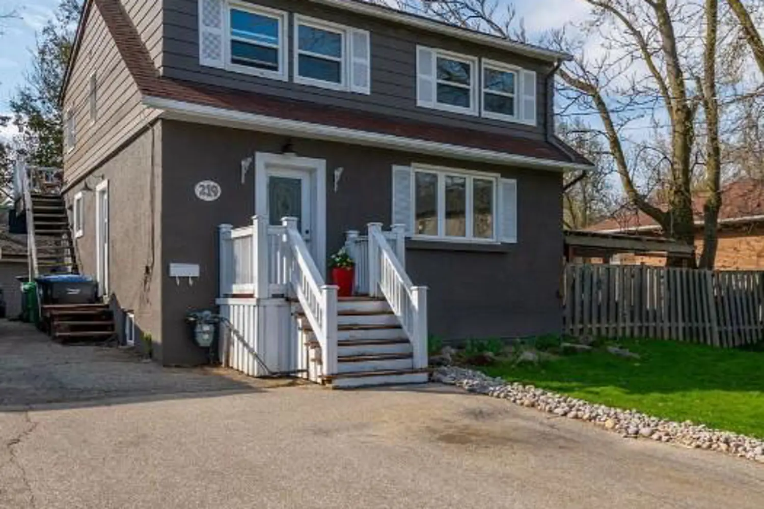 219 Angelene Street photo 2