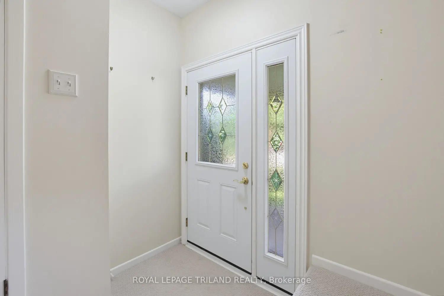 115 Champlain Crescent photo 2