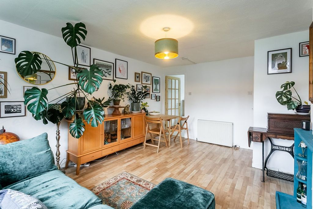 3 bed flat for saleMagdalene Gardens, Duddingston, Edinburgh EH15 photo 5