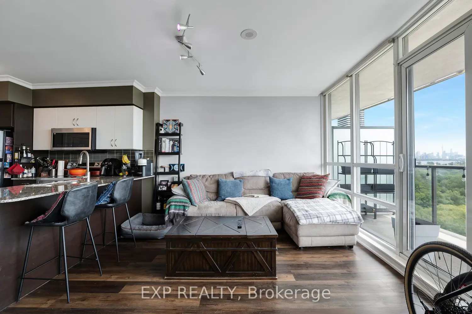 2230 Lake Shore Boulevard 808 photo 3