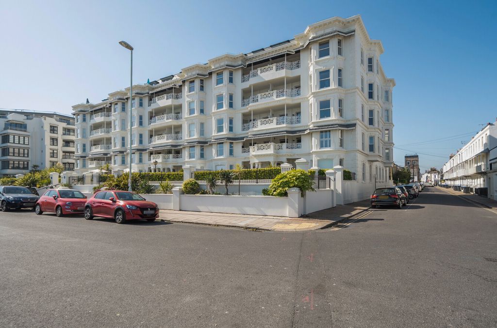 2 bed flat for saleMarine Parade, Worthing, West Sussex BN11