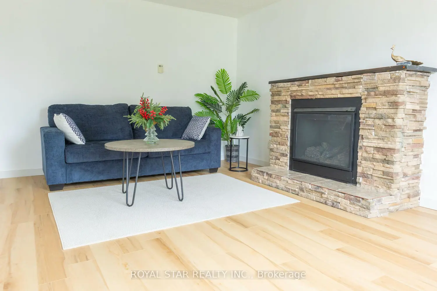 60 Charlotte Avenue photo 3