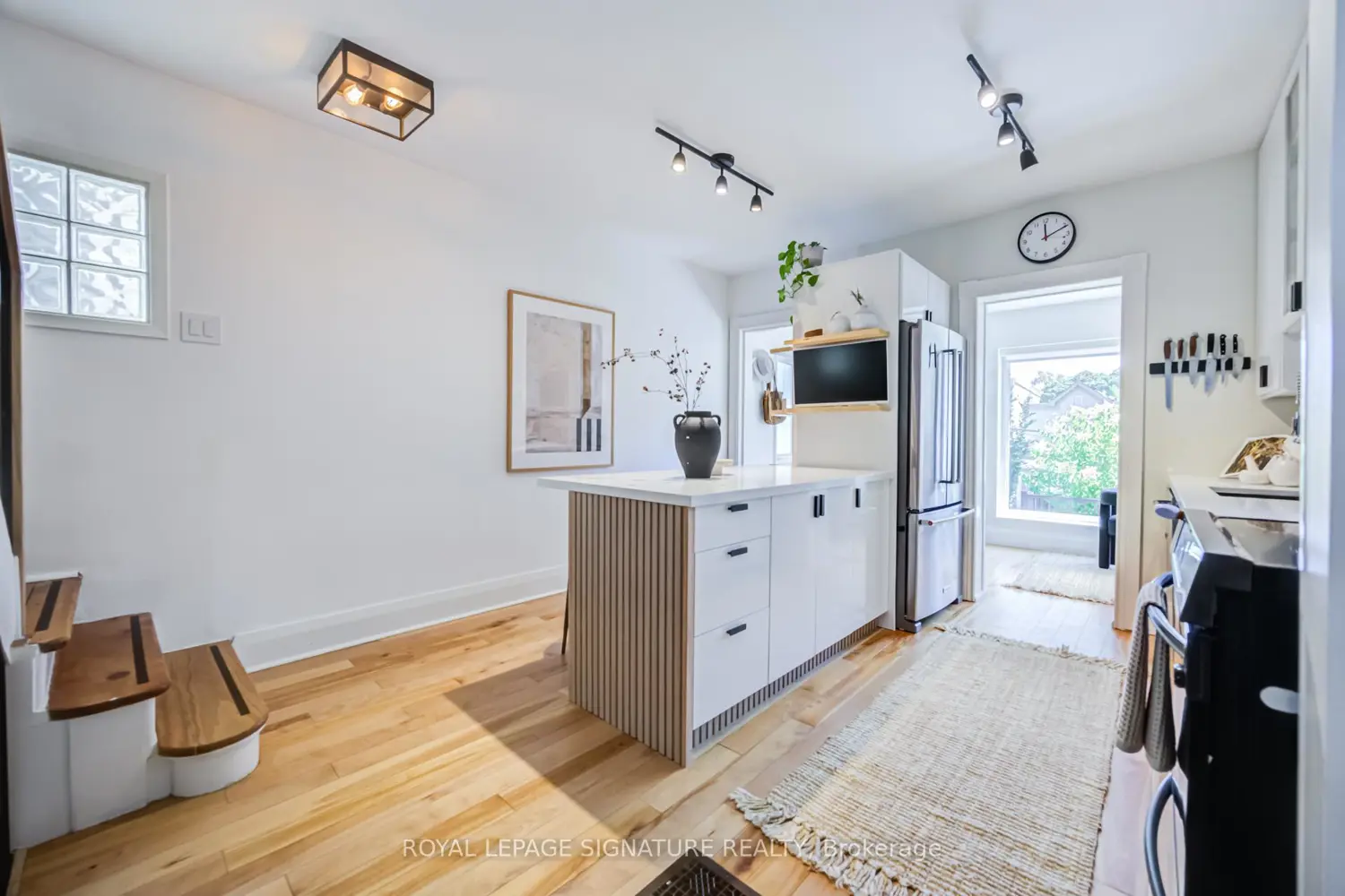 442 Rhodes Avenue photo 5