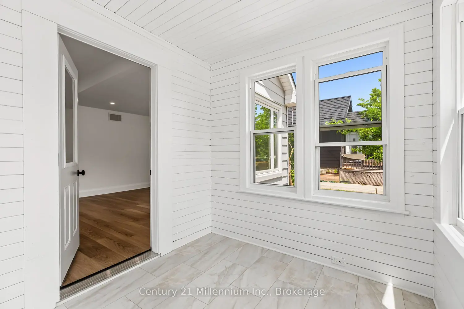 902 Huron Terrace photo 4