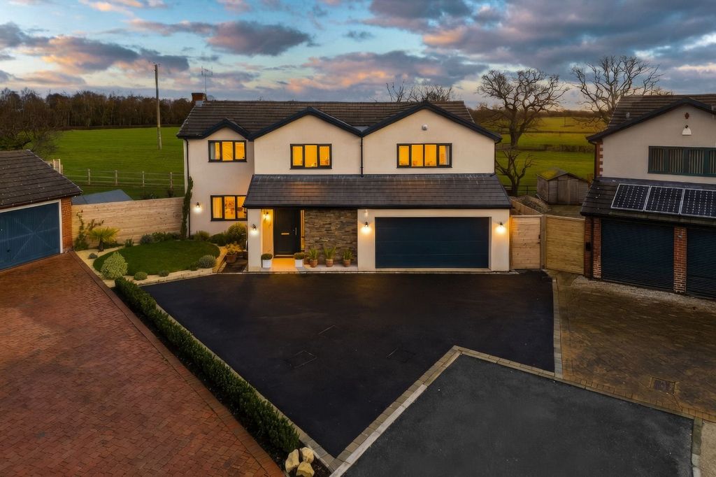 5 bed detached house for saleMeadow Croft, Cross Lanes, Wrexham LL13