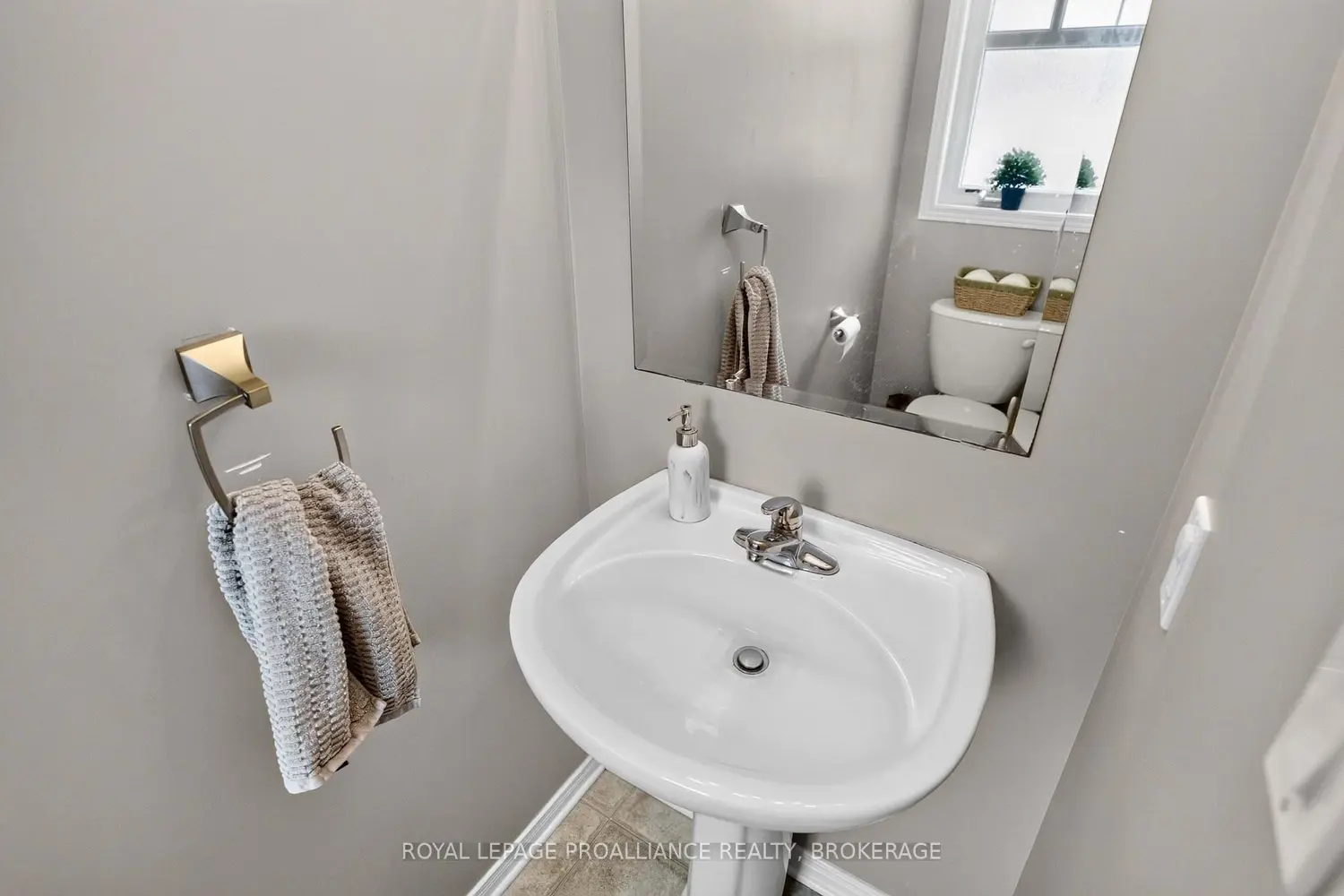 1571 Crimson Crescent photo 4