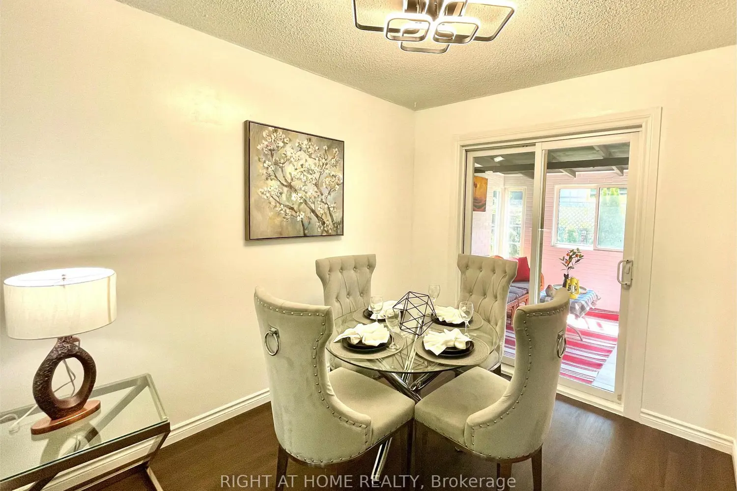 941 Victoria Street photo 5