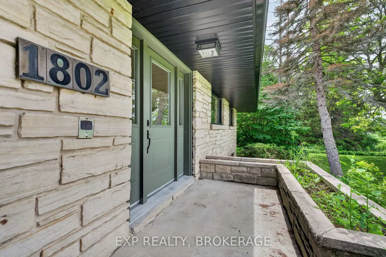 1802 Sydenham Road photo 2