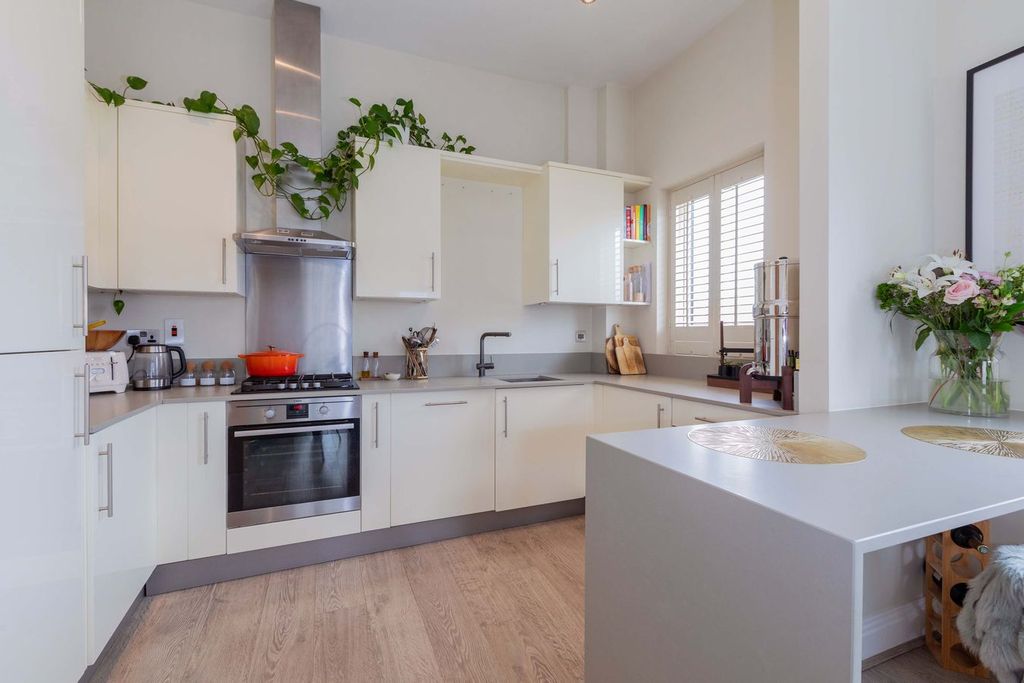 2 bed flat for saleKingfisher Drive, Maidenhead SL6 photo 2