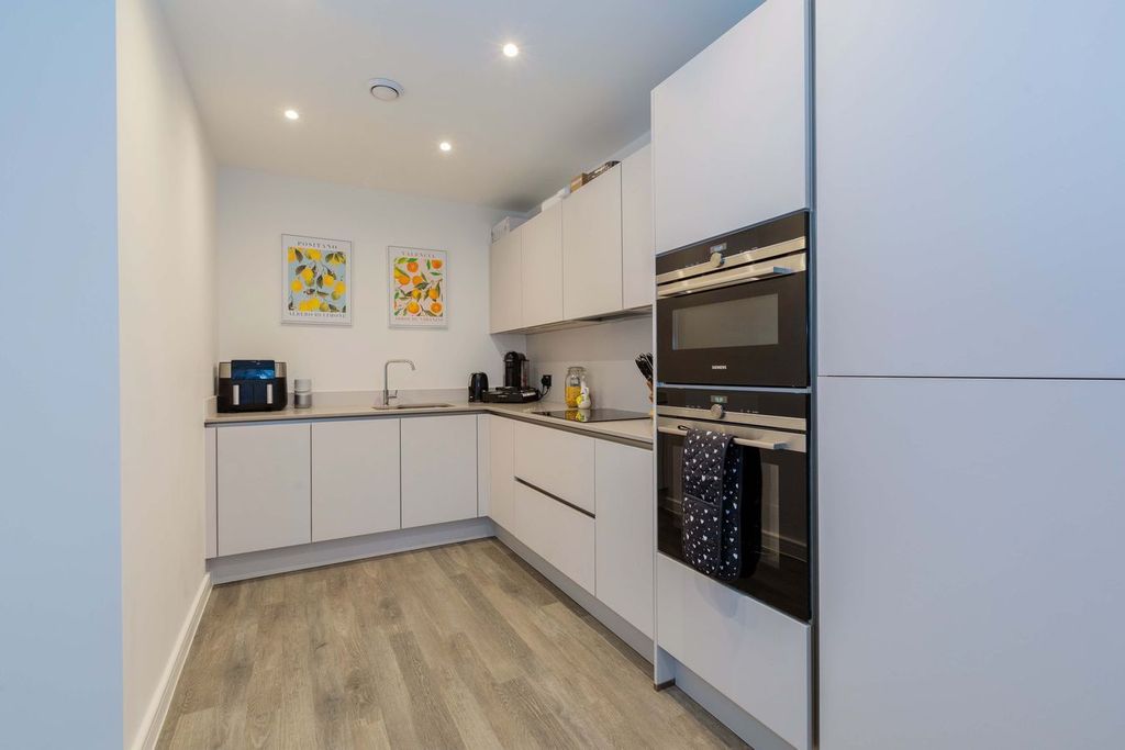 1 bed flat for saleTrinity Place, Park Street, Maidenhead SL6 photo 4
