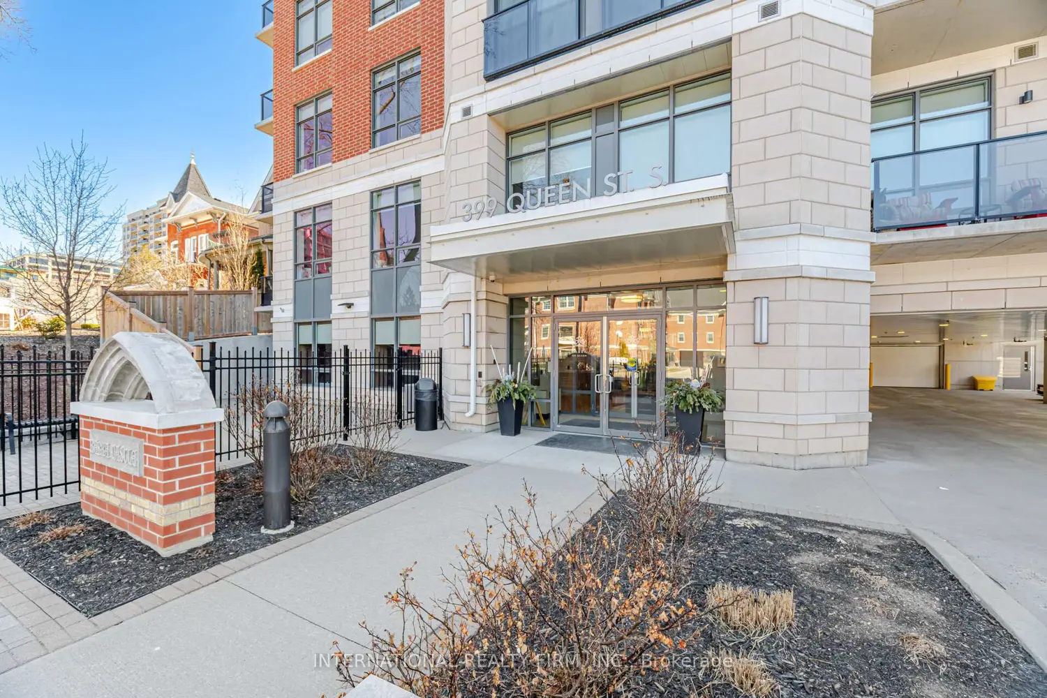 399 Queen Street 211