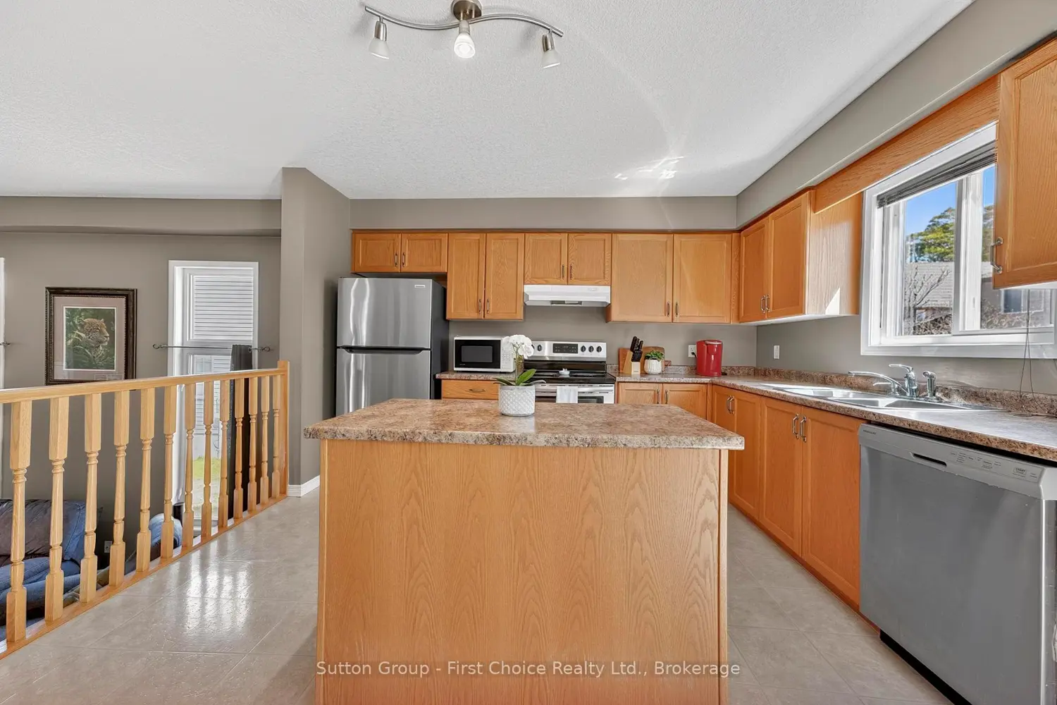 670 Reid Crescent photo 5