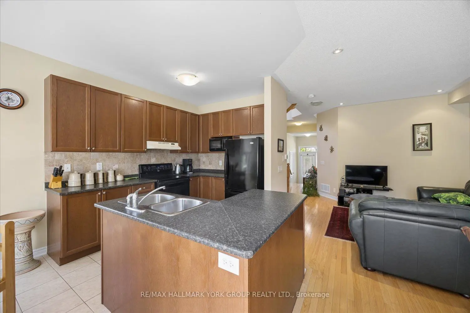 87 Courtland Crescent photo 4