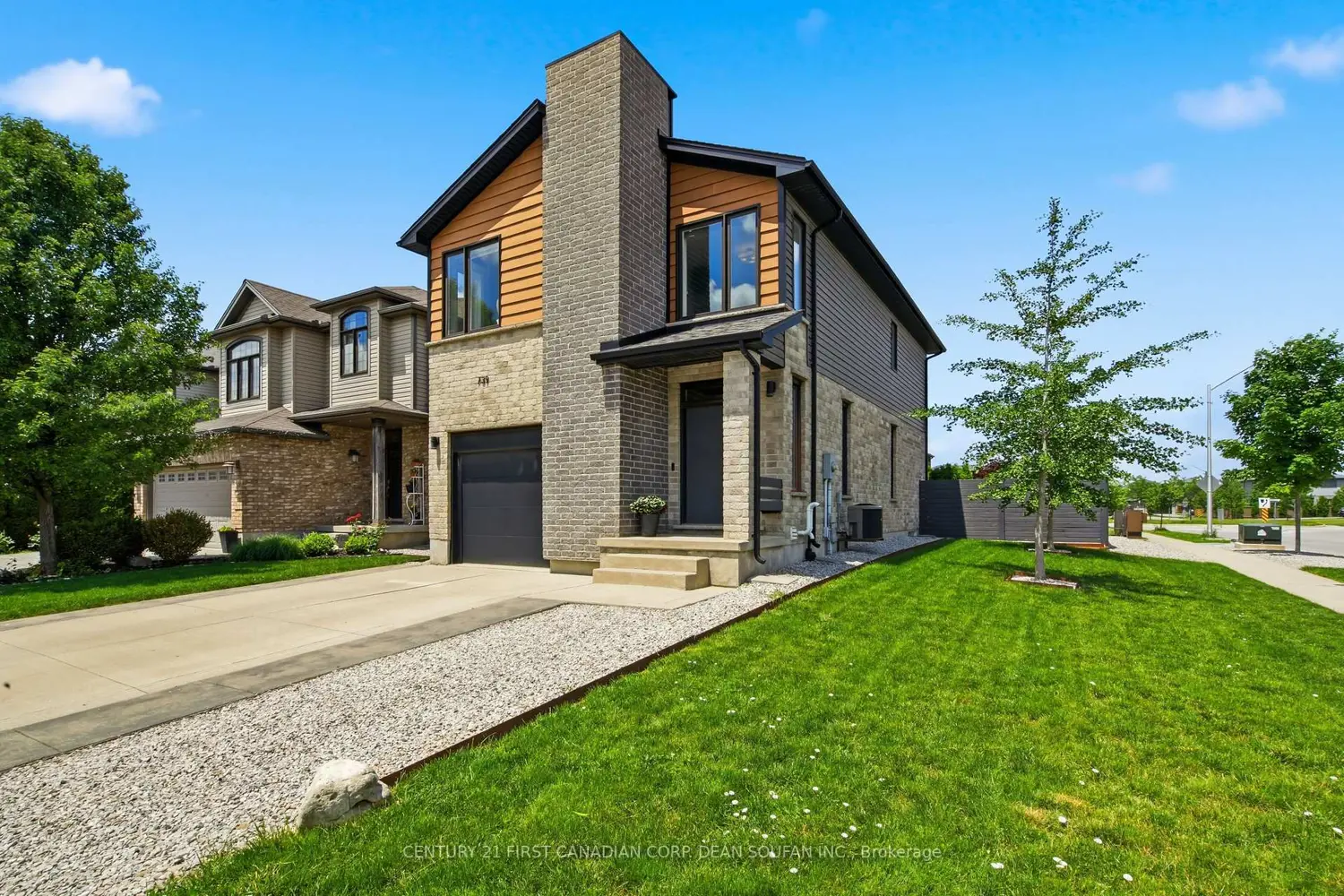 739 Springwood Crescent