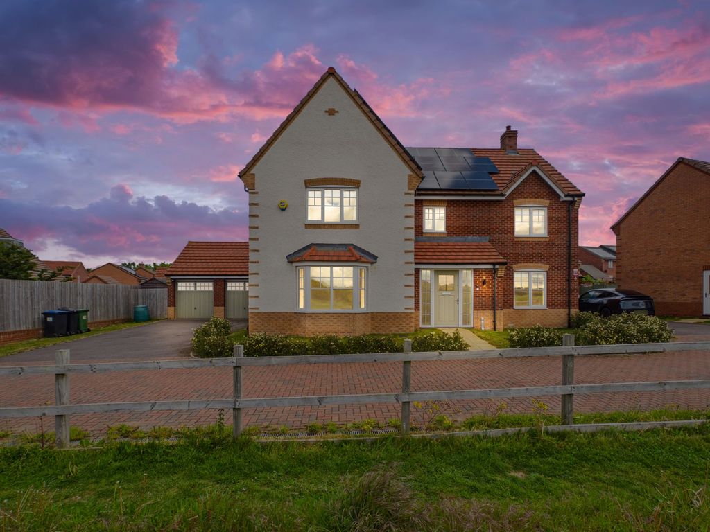 5 bed detached house for saleMadan Gardens, Bishops Tachbrook, Leamington Spa CV33