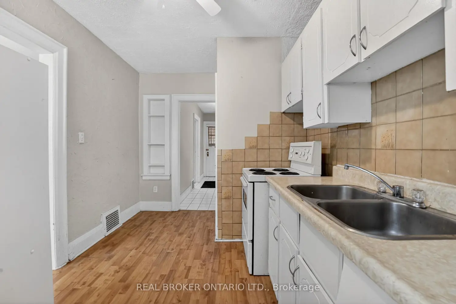 271 Manor Road photo 5