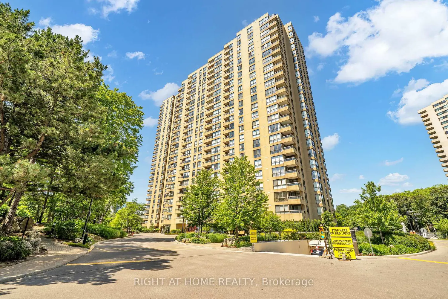 1 Concorde Place 1801 photo 2