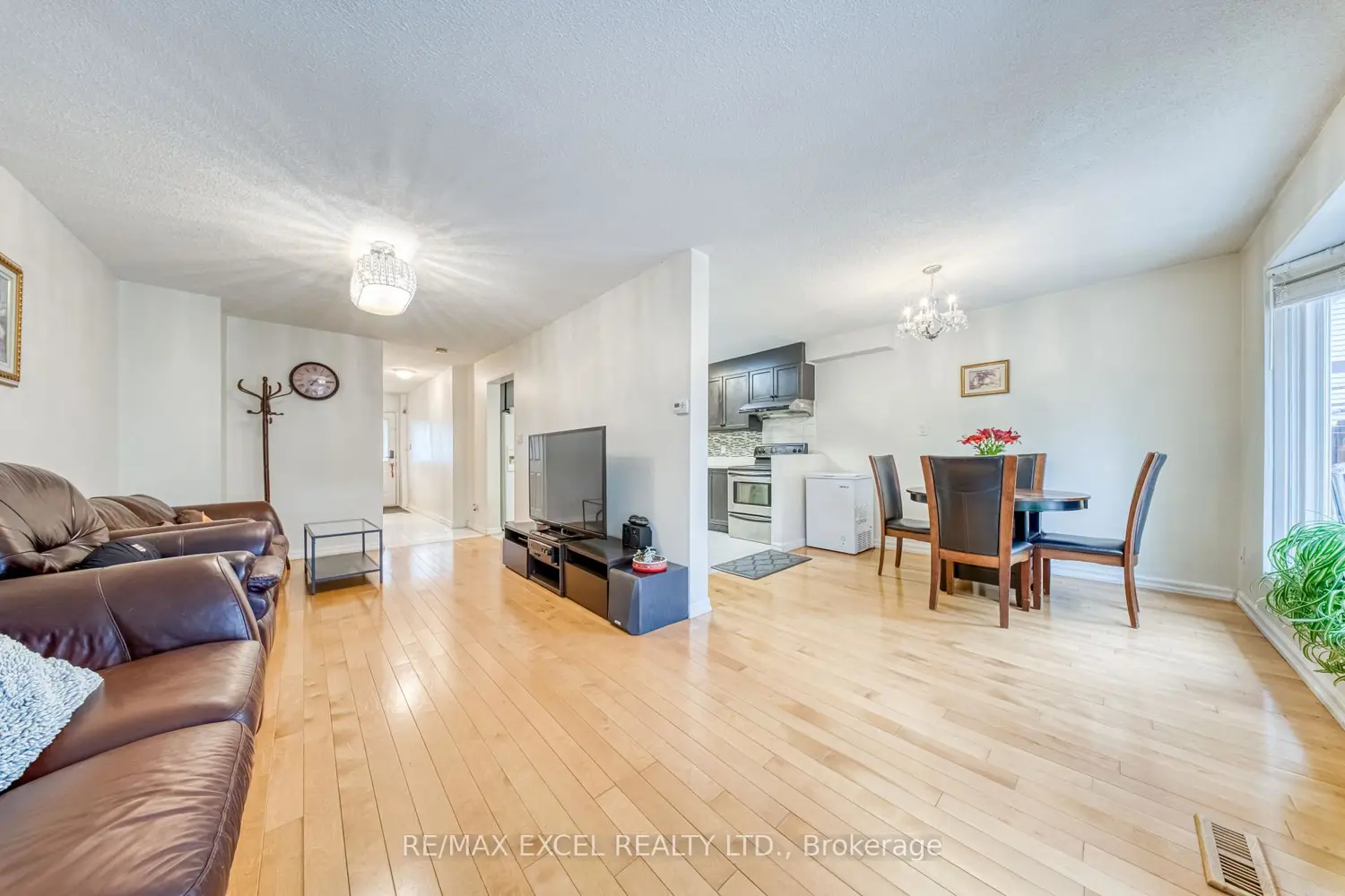 17 Sadlee Cove Crescent photo 3