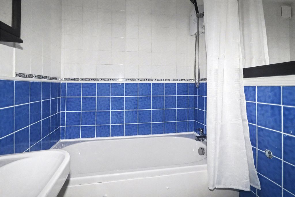 1 bed flat for saleWoking, Surrey GU22 photo 5