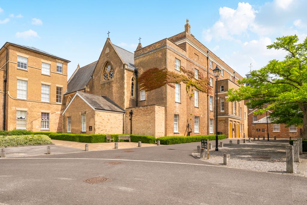 2 bed flat for saleSt. Josephs Field, Taunton TA1