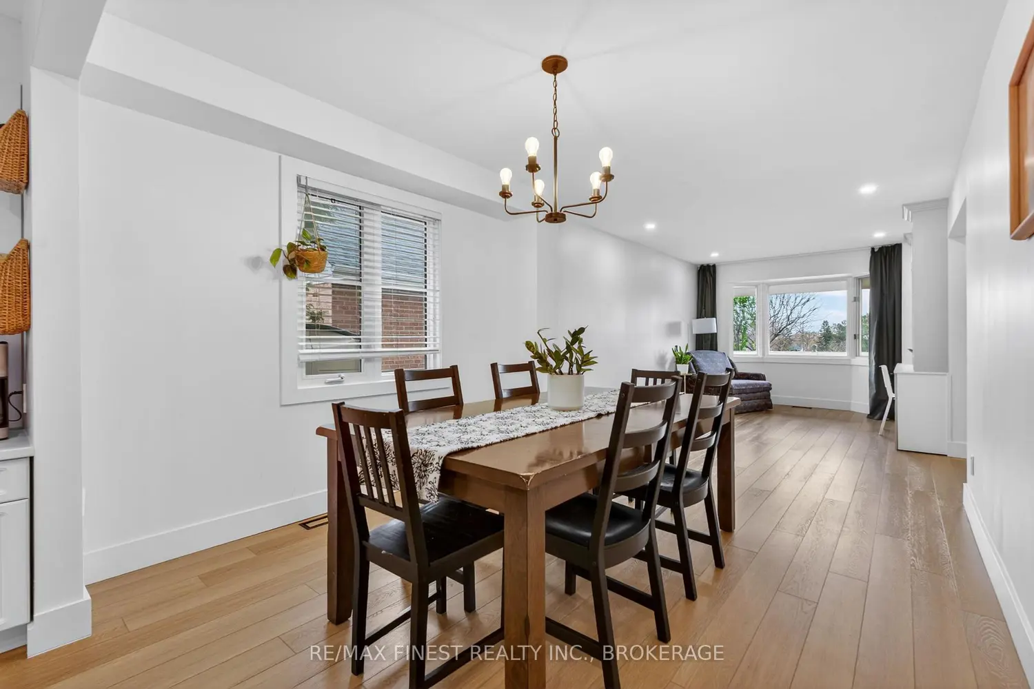 825 Somerset Crescent photo 3