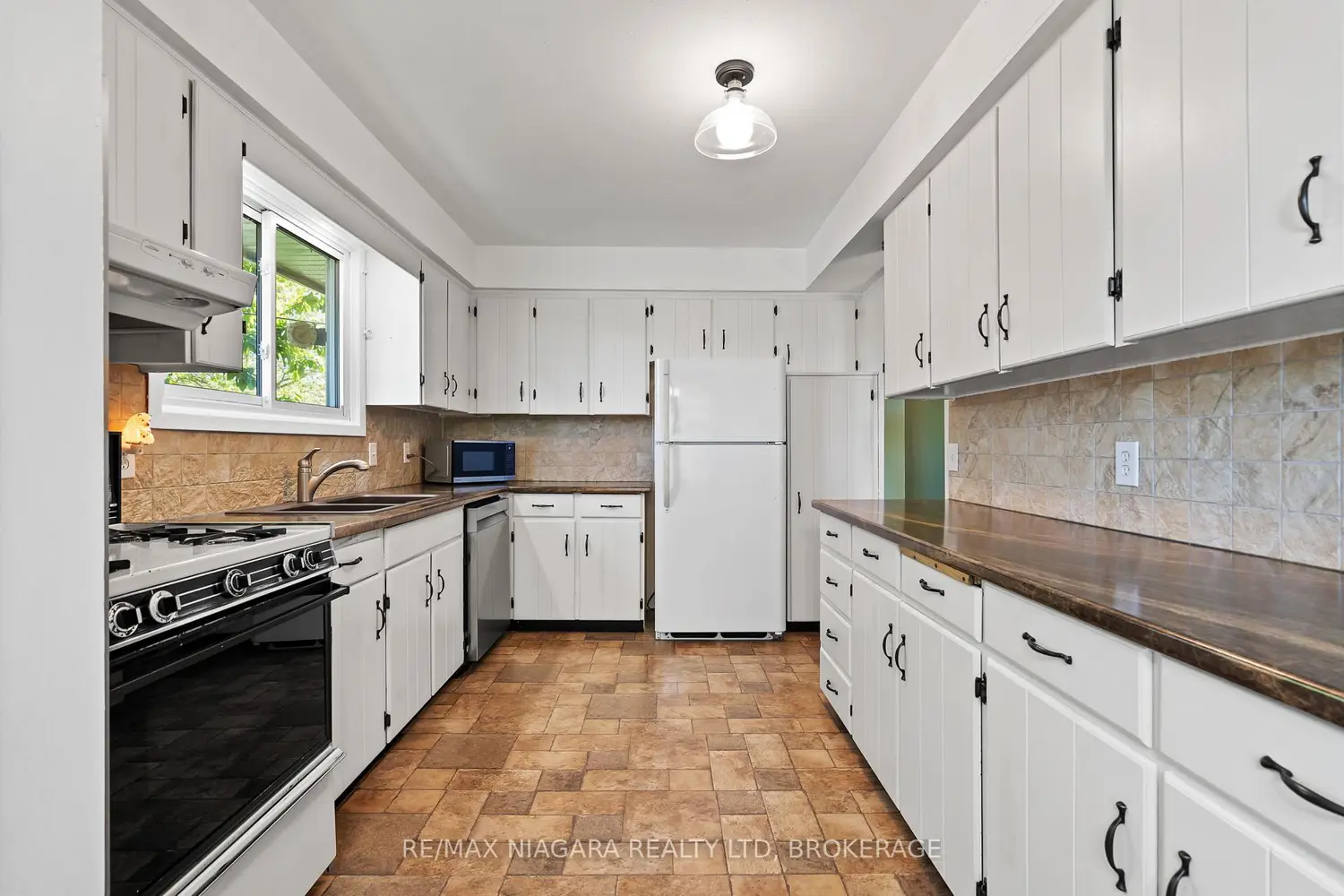 11611 Burnaby Road photo 3