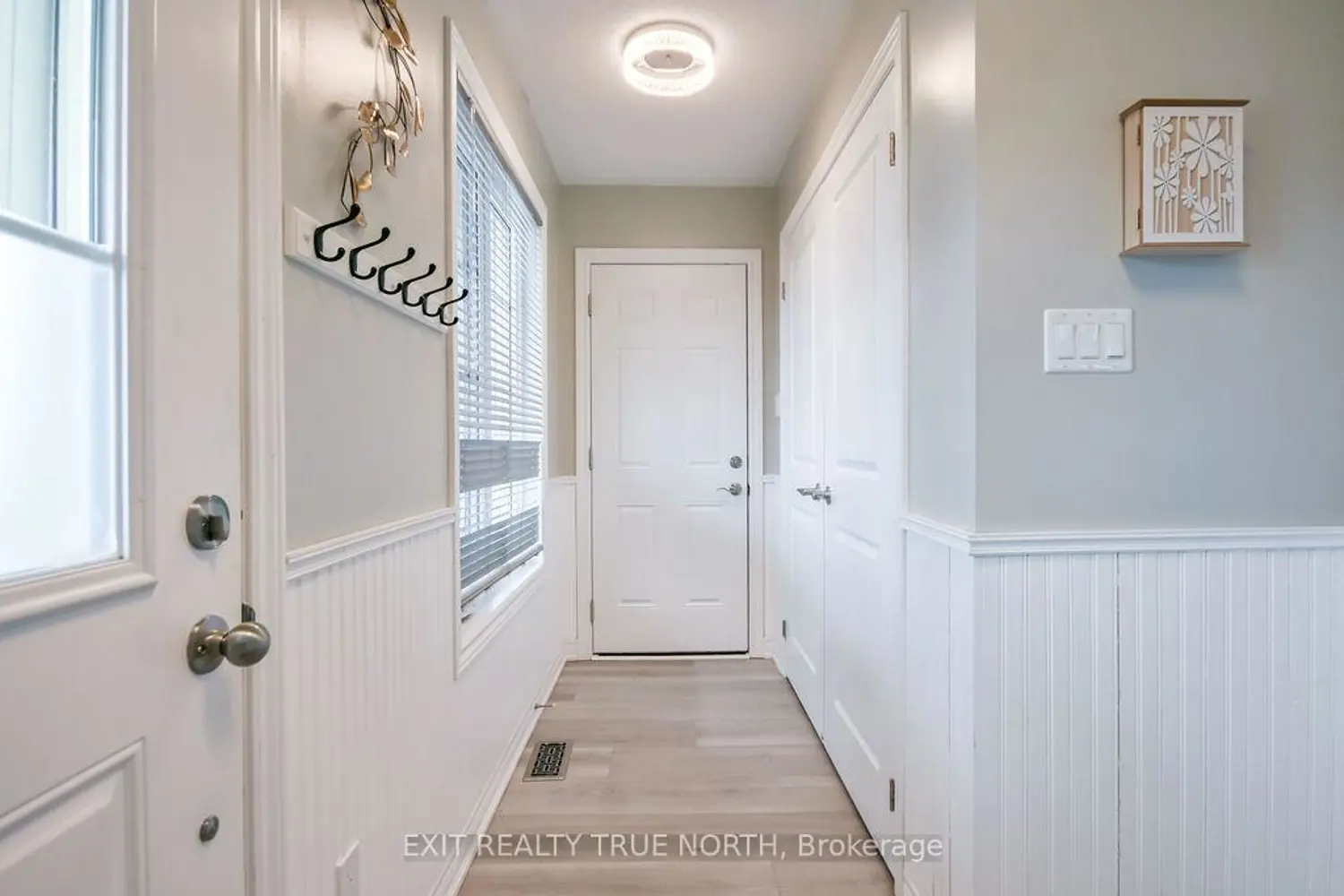 8 Sinclair Crescent photo 4