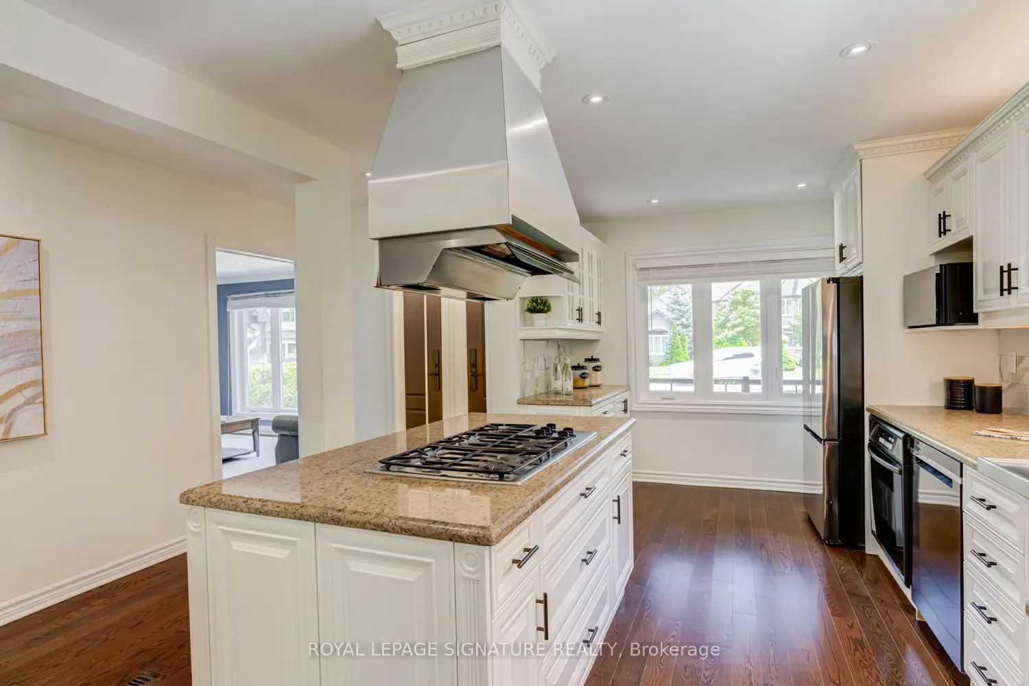 1472 Myron Drive photo 4