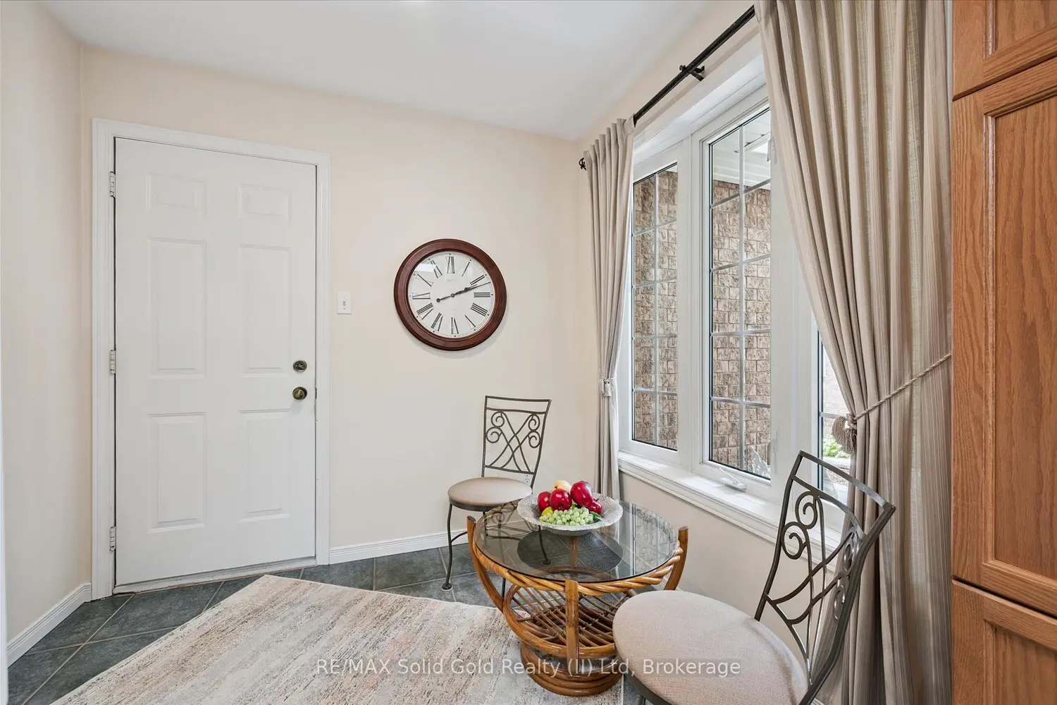 658 Ellesmere Court photo 4