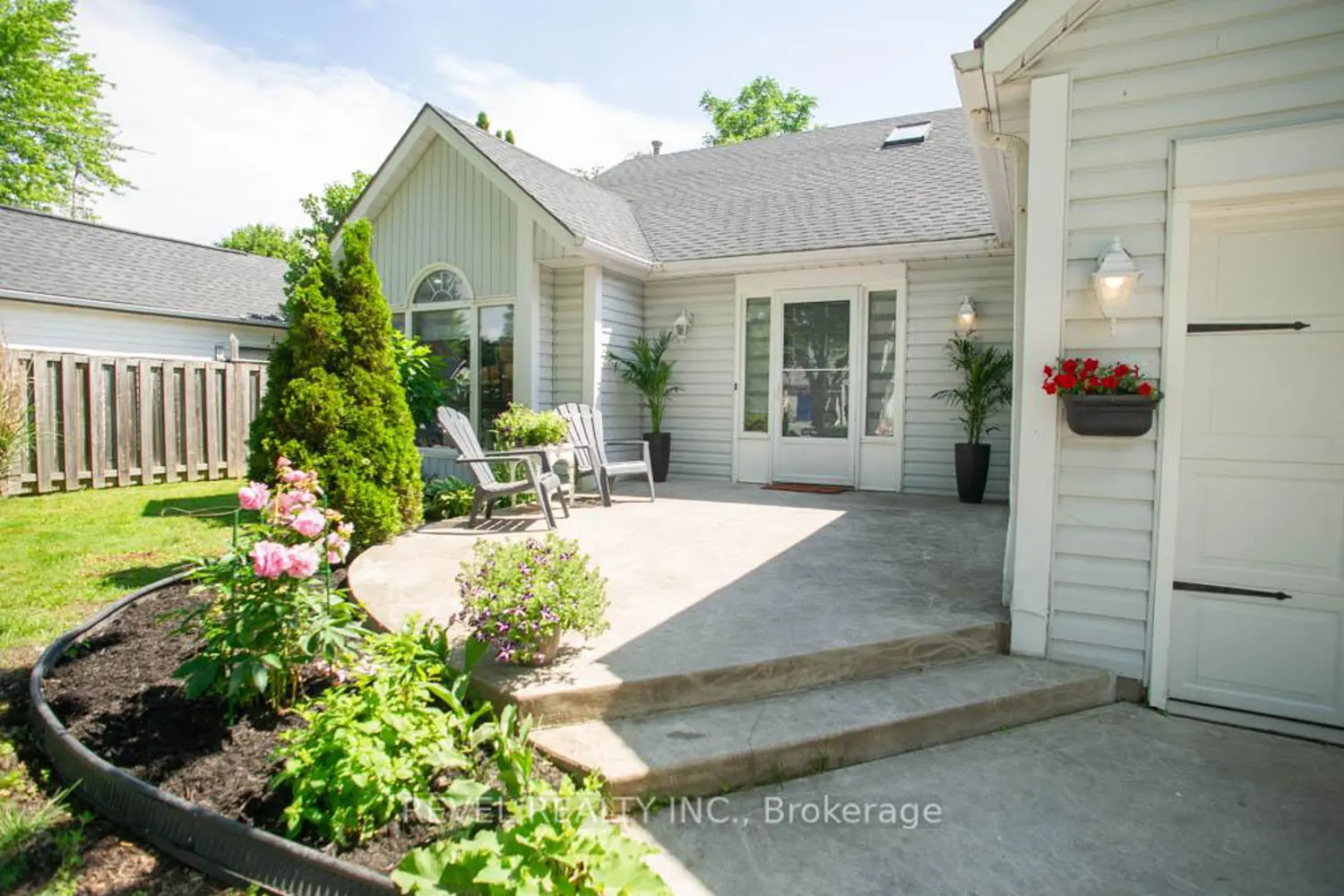 61 Leslie Avenue photo 3