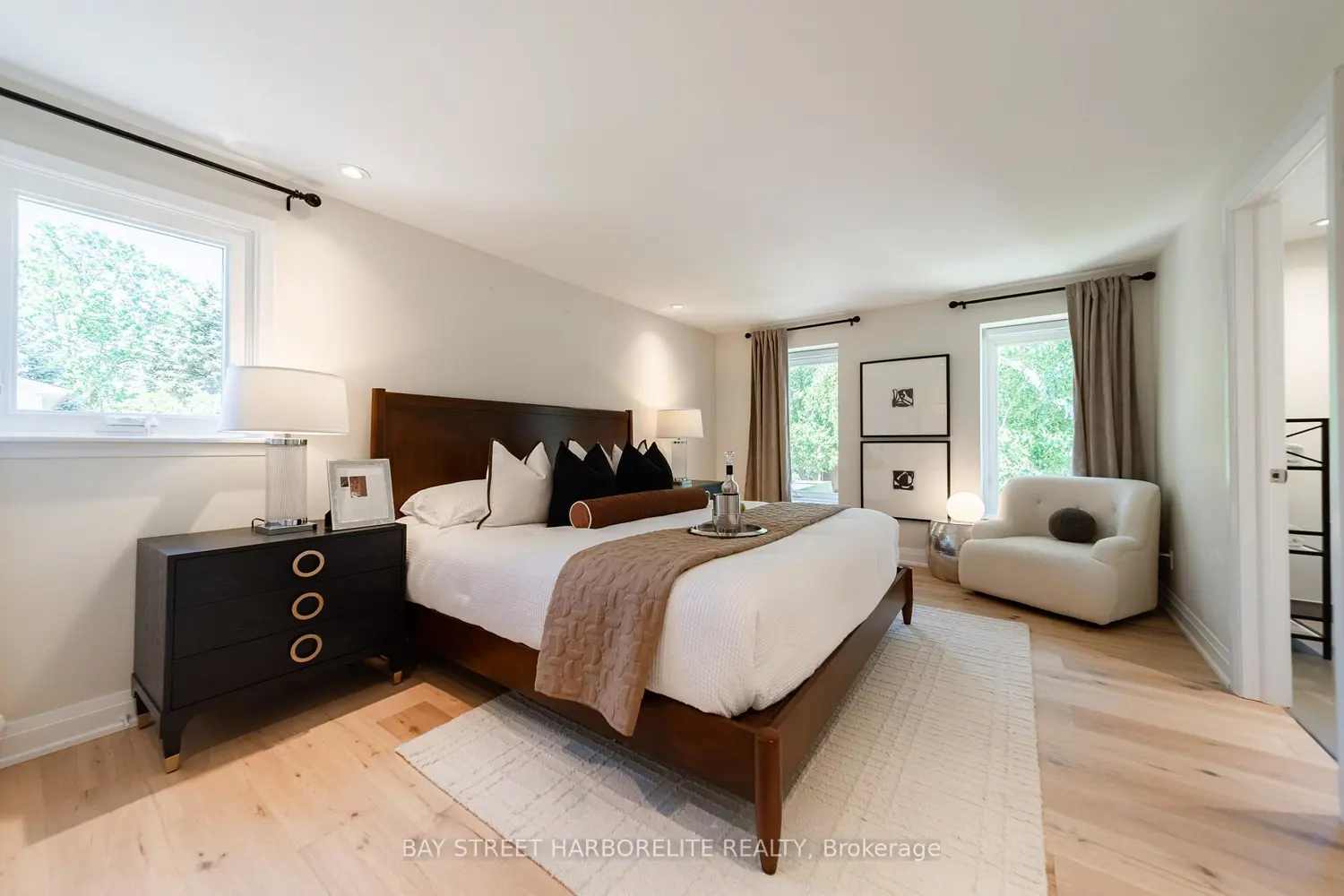2366 Devon Road photo 4