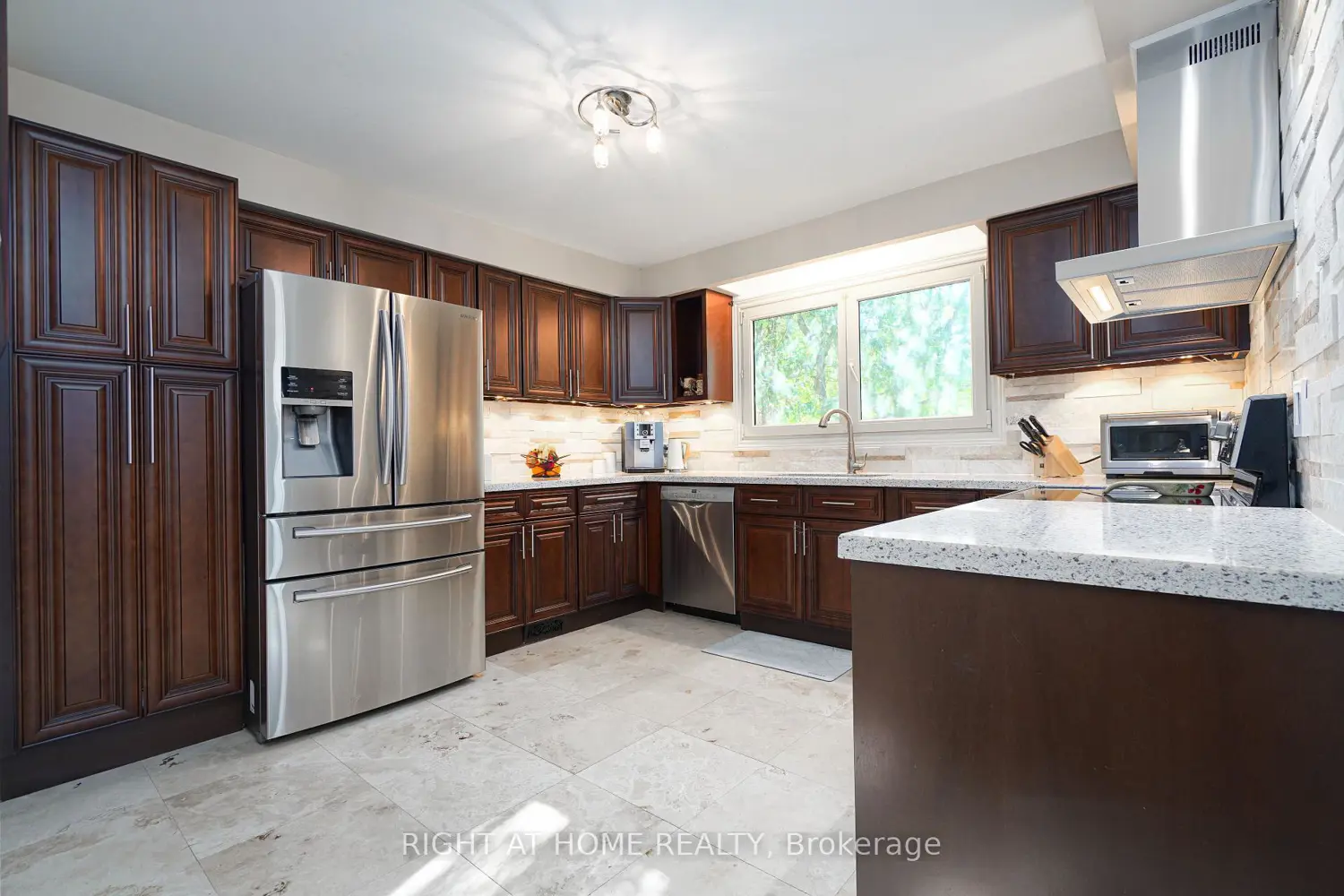 220 Overton Place photo 3