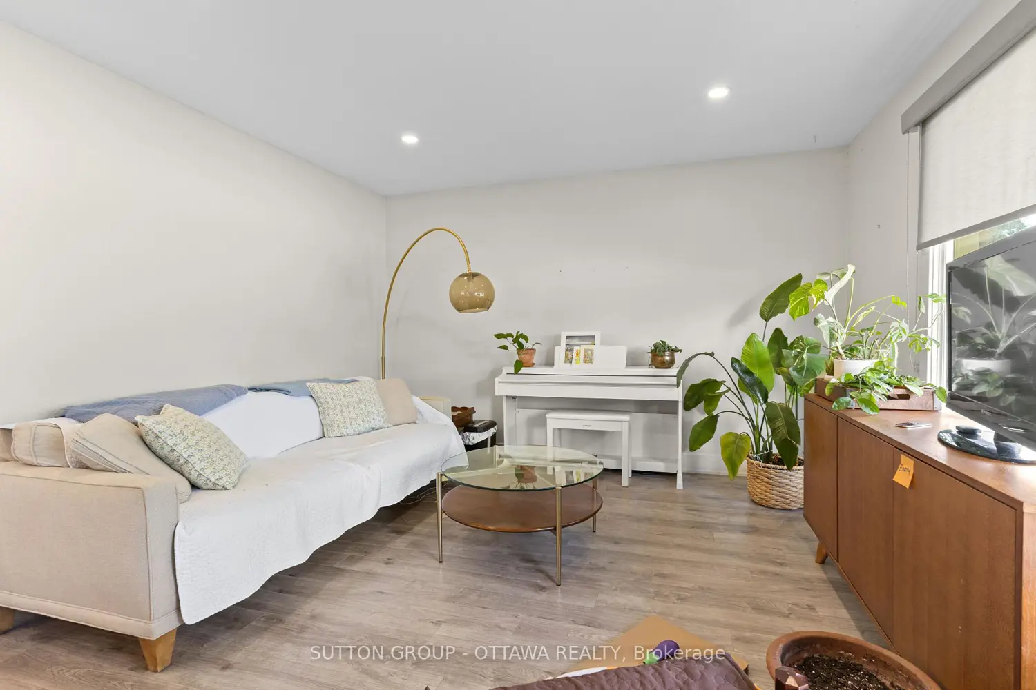2087 Haig Drive photo 3